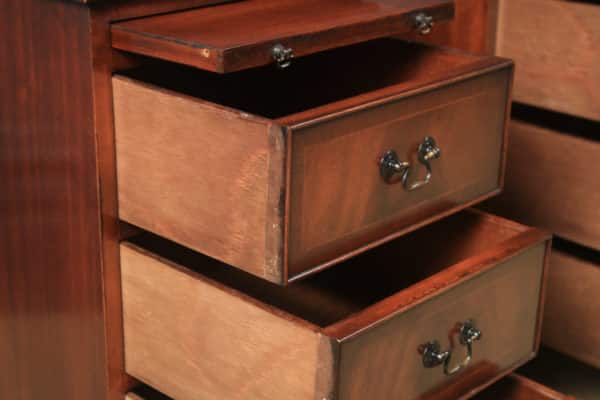 Pair of English Georgian Style Figured Mahogany Bedside Chest of Drawers Tables / Nightstands by Bradley (Circa 1980) - yolagray.com