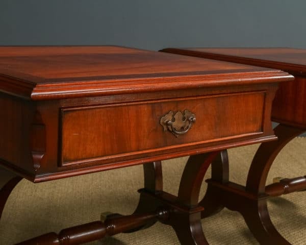 English Pair of Georgian Regency Style Flame Mahogany Side Lamp Bedside Tables by Charles Barr (Circa 1980)